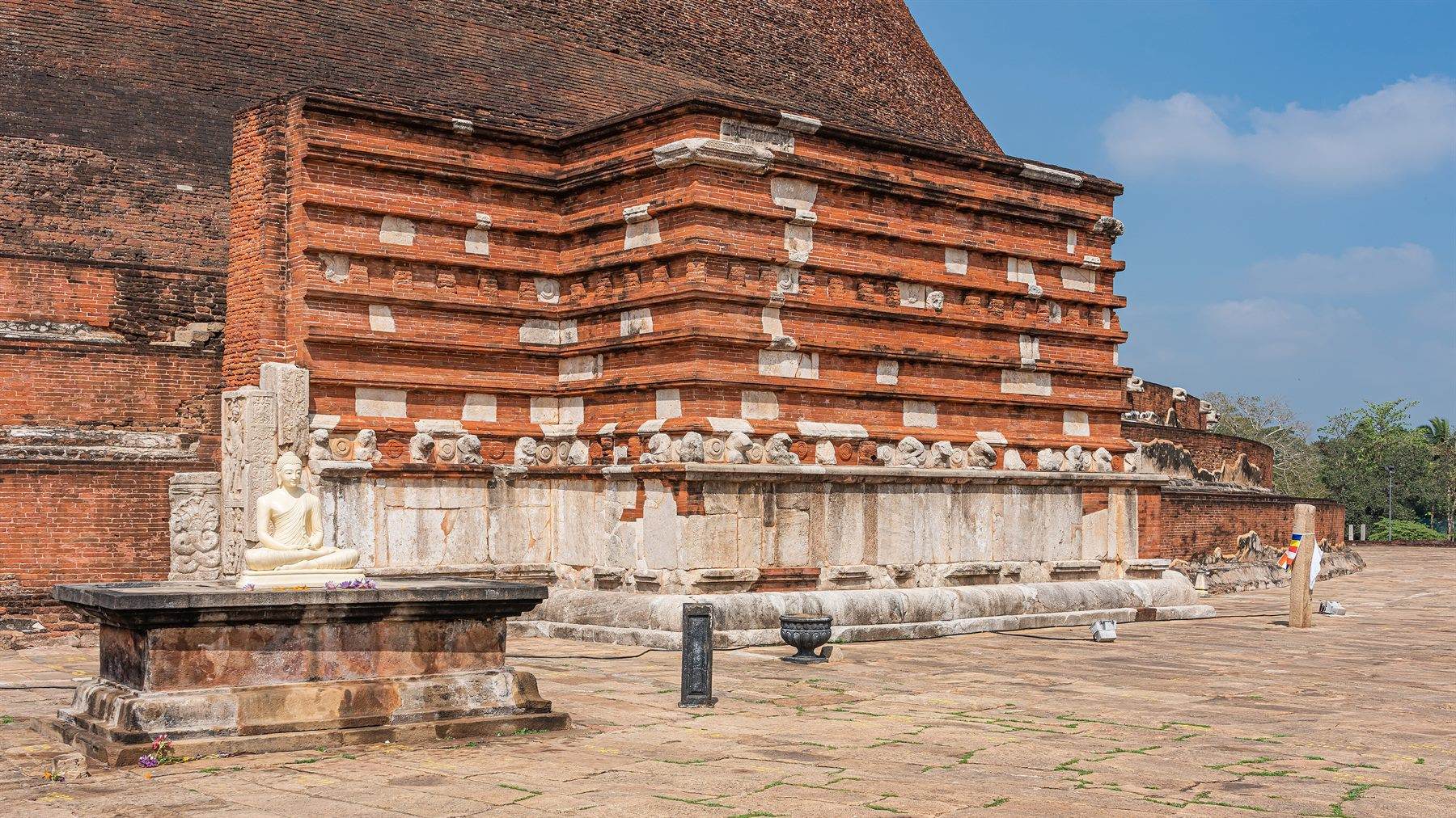 The vast brick stūpa of Jetavanārāmaya at Anurādhapura.
