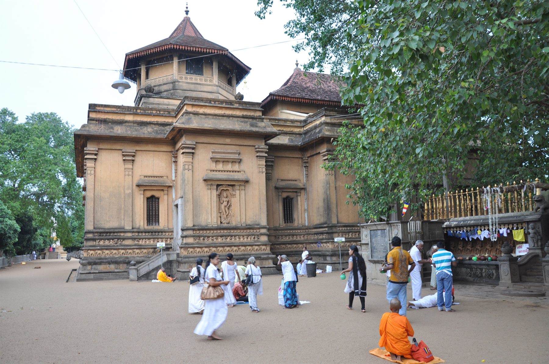 The white stūpa and shrine buildings of the Kelaniya Rāja Mahā Vihāra near Colombo.