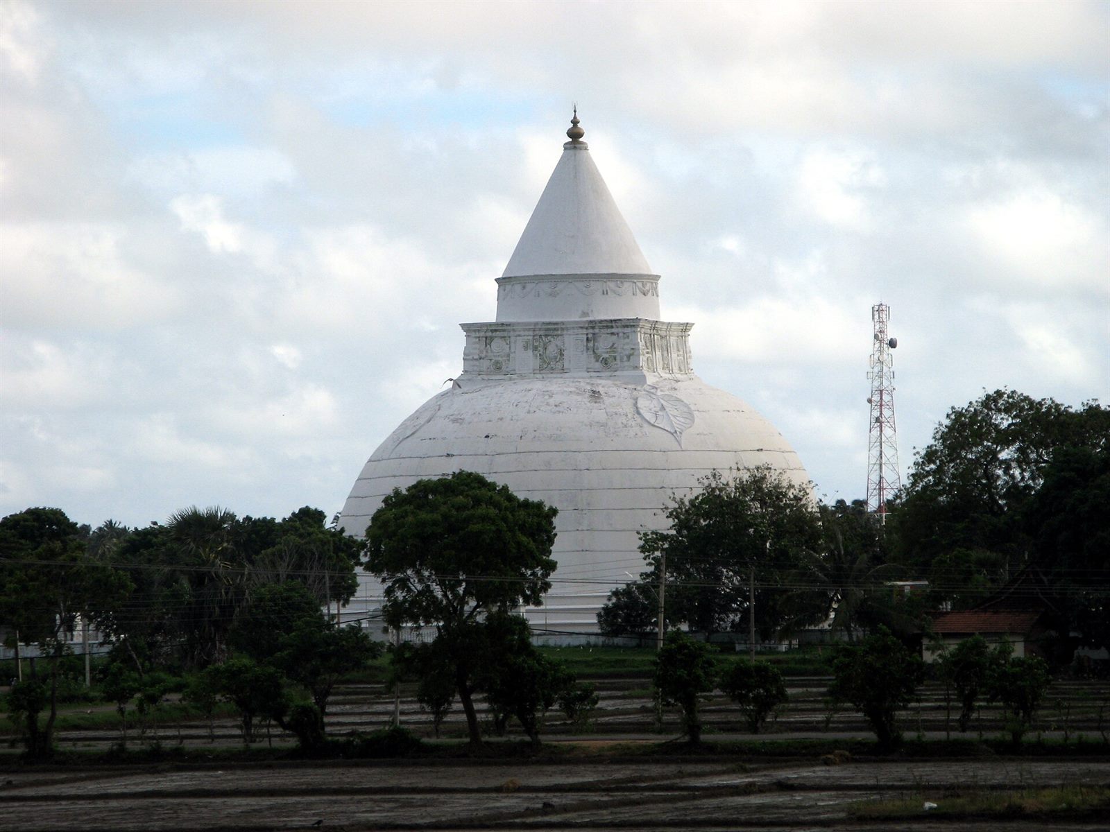 The Tissamahārāma dāgaba in the deep south of Sri Lanka.